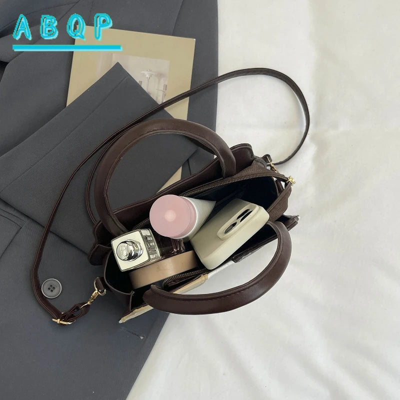 Ela Não Sai Sem a Dela — Bolsa de Ombro com Design Kitty-Cat em PU