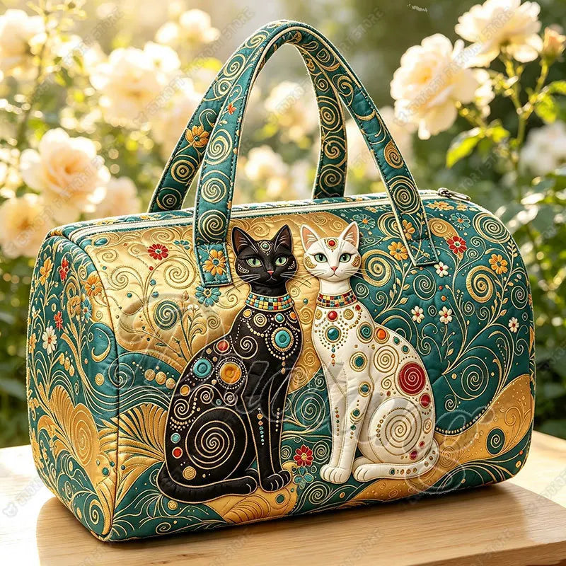 Arte no Teu Ombro — Mala Duffle com Padrão Bastet Gatos Preto e Branco