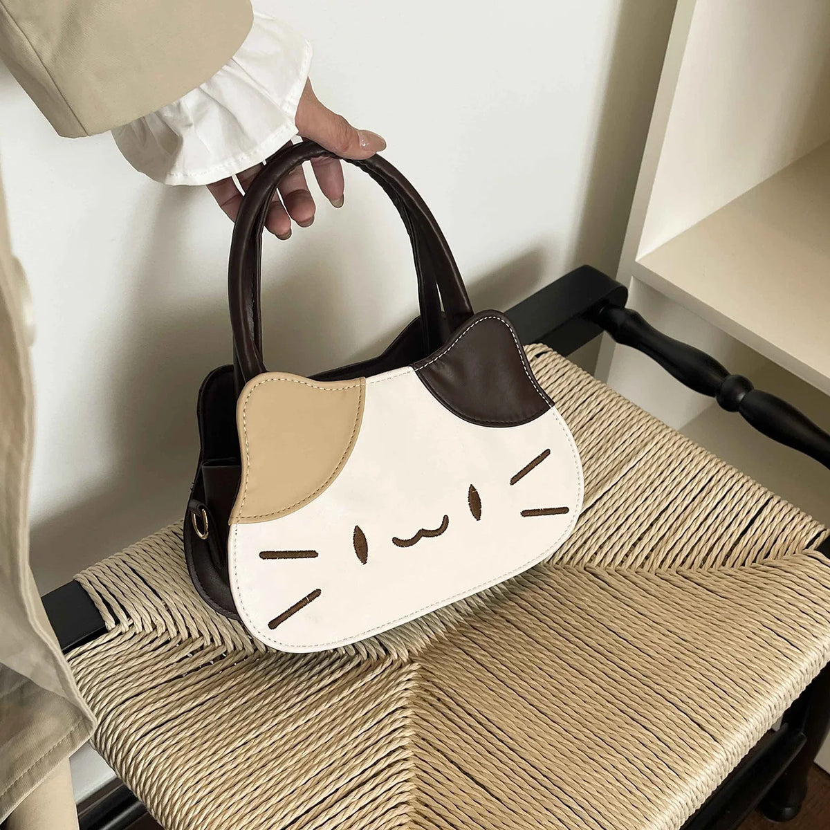 Ela Não Sai Sem a Dela — Bolsa de Ombro com Design Kitty-Cat em PU